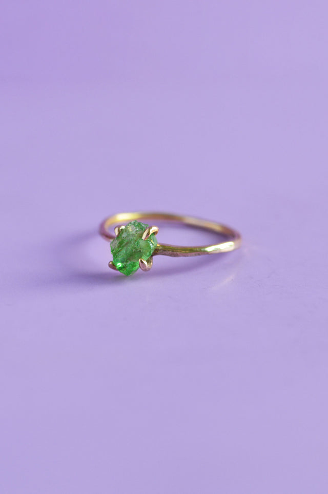 Uncut Diopside Claw 12ct Gold Ring