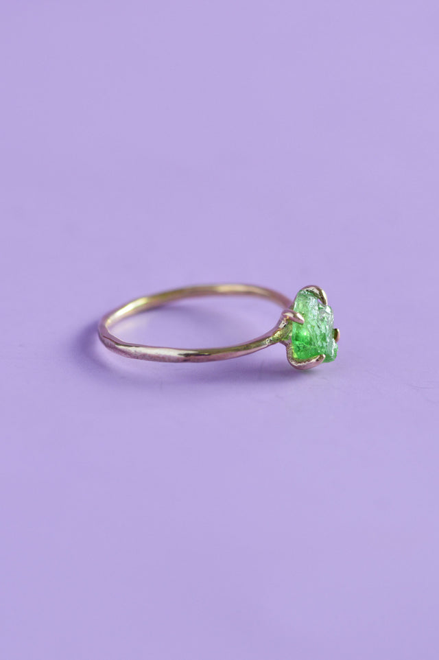 Uncut Diopside Claw 12ct Gold Ring